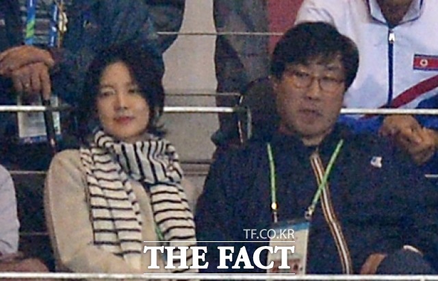 이영애 남편 정호영 재력가? 이영애 남편 정호영(오른쪽) 씨가 엄청난 재력을 지닌 것으로 알려졌다. 이영애와 정호영 씨가 지난해 10월 2일 열린 2014 인천 아시안게임 축구 남자 결승전을 함께 지켜보고 있다. / 더팩트 DB