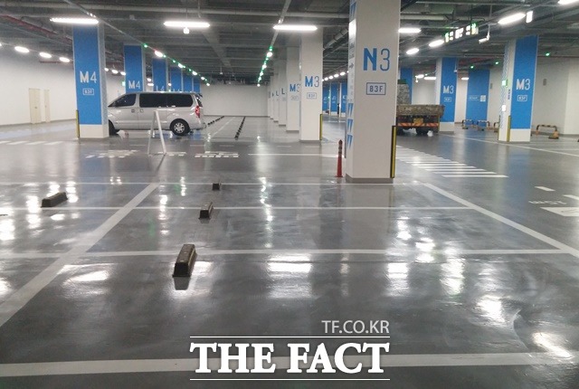 제2롯데월드  주차예약제 중단될까? 서울시가 제2롯데월드 주차예약제 중단에 대해 적극 검토하고 있다. /변동진 기자