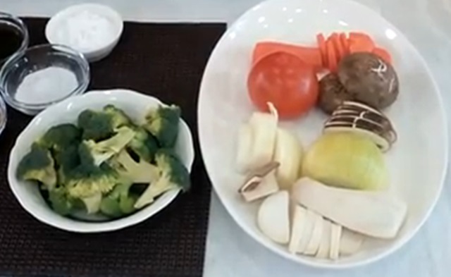 같이 먹으면 좋은 식품 토마토와 브로콜리 같이 먹으면 좋은 식품들이 이목을 끌고 있다. /유튜브 영상 캡처