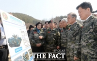 [TF포토] 해병 장갑차 제원 확인하는 문재인 대표