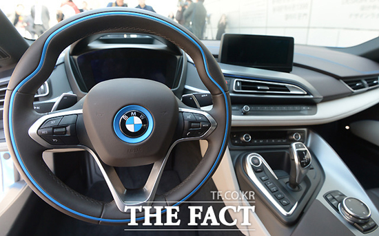 BMW i8은 국내 최초 플러그인 하이브리드 스포츠카로 혁신적인 디자인 요소가 결합해 BMW의 역동성과 경량 설계, 효율성을 나타낸다.