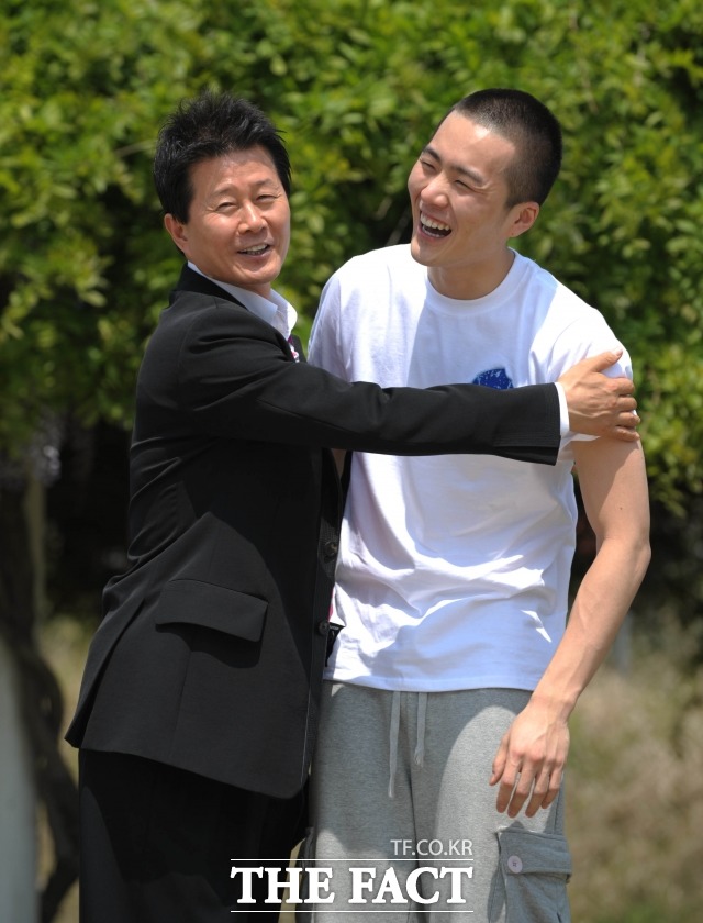 태진아 이루 부자. 태진아의 억대 도박 논란에 관심이 아들인 이루에게도 이어지고 있다. 태진아는 가족과 함께 떠난 미국 여행 중 억대 도박을 했다는 시사저널USA의 보도에 홍역을 치르고 있다. /더팩트DB