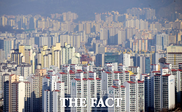 전세 씨 말리는 제도? 금융감독원은 26일 금융분쟁 사례로 본 부동산거래 유의사항 자료를 통해 세입자(임차인)가 전세자금대출을 받은 경우 전세계약이 종료되면 집주인이 금융회사에 전세자금대출을 직접 상환해야 한다고 설명했다./ 더팩트DB