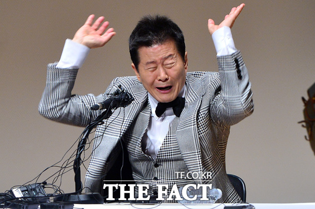 태진아 과거 추문은? 태진아와 시사저널USA가  억대 도박설 공방을 벌이고 있는 가운데 그의 과거 행적이 다시 주목받고 있다./남윤호 기자