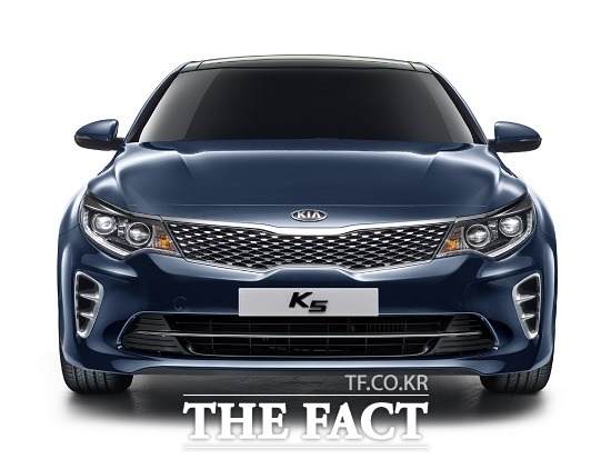 신형 K5 서울국제모터쇼서 세계 최초 공개  26일 기아자동차(이하 기아차)는 지난 2010년 출시 이후 5년 만에 새로 탄생한 2세대 신형 K5의 외장 이미지를 세계 최초로 공개했다. / 기아자동차 제공