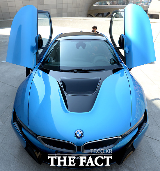 BMW i8은 스포츠, 컴포트, ECO PRO, eDrive 등 총 4가지 주행 모드를 제공해 운전자에게 역동적인 주행 성능을 제공한다.