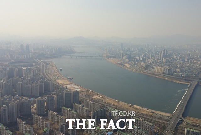 커다란 서울이 발밑에 펼쳐졌다. 롯데월드타워는 555m, 123층까지 건설될 예정이다.