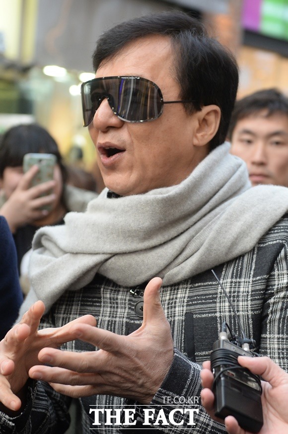 성룡, 임봉교에게 미안해 성룡(사진)이 자서전에서 과거 불륜 사실을 털어놓으면서 아내 임봉교에 대한 미안한 마음을 표현했다. 임봉교는 중화권에서 최고 인기를 누린 하이틴 스타였다. /최진석 기자