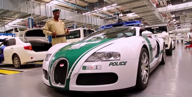 두바이 부자들 치안 지키는 건 슈퍼카 두바이 경찰이 슈퍼카 경찰차를 설명하고 있다. /유튜브 영상 캡처