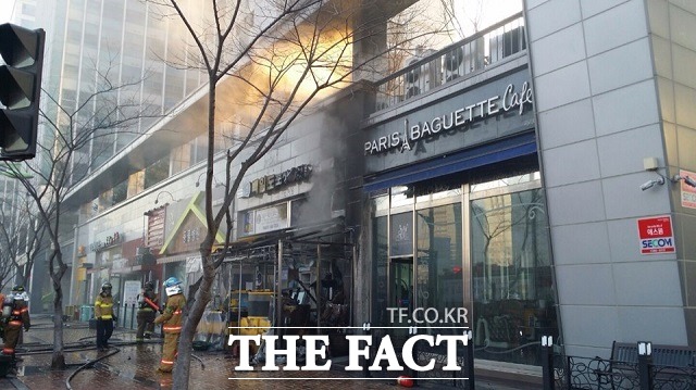 28일 오전 6시 30분께 인천 송도 힐스테이트 아파트 상가 1층의 한 횟집에서 화재가 발생해 주말 이른 아침 대피 소동이 벌어졌다. 불은 다행히 진화됐지만 여전히 연기가 심한 것으로 전해졌다. / 사진=독자제공