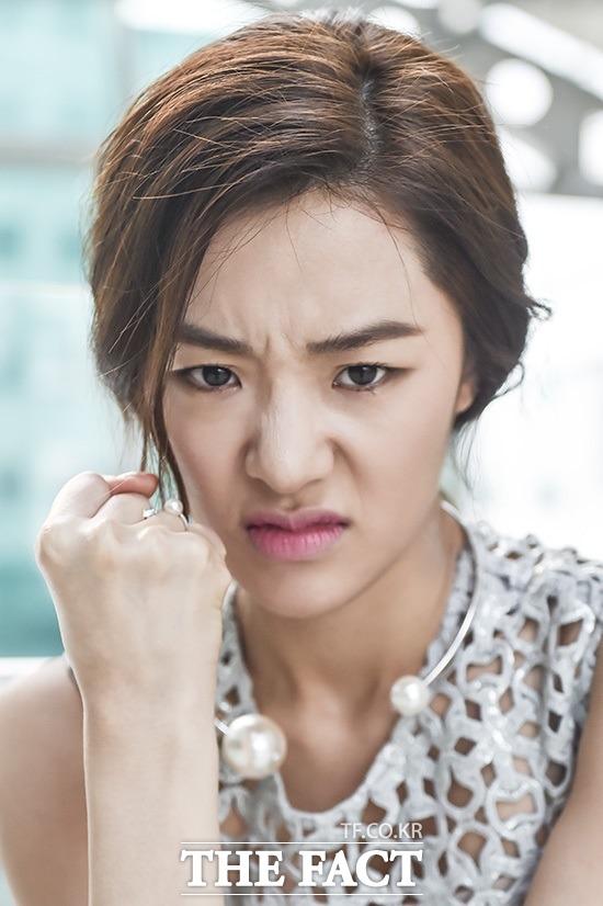 스테파니 리의 노여움. 스테파니 리는 드라마 촬영 때문에 바빠지자 키우던 강아지로부터 외면을 받아 화가 났다. / 최진석 기자