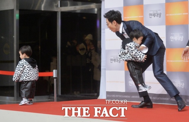 두 아이를 혼자 본다는 건 힘들어요 이휘재는 고되지만 남다른 의미를 주는 슈퍼맨에 고마움을 표했다. / 문병희 기자