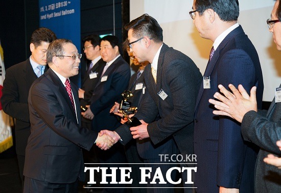 이번 콘퍼런스는 최종식 대표이사(왼쪽 첫번째)가 지난 24일 대표이사 선임 이후 처음으로 부품협력사 대표들과 함께 한 자리로 최 대표이사는 이날 신임 대표이사로서의 포부와 계획을 밝히고 목표 달성을 위해 부품협력사들의 적극적인 협력과 지원을 당부했다.