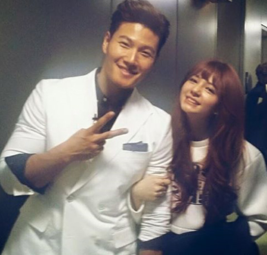 샤넌, 김종국과 찰칵! 샤넌과 김종국이 다정하게 찍은 사진이 누리꾼들의 눈길을 끌고 있다. 사진에서 샤넌과 김종국은 다정하게 팔짱을 끼며 친남매 분위기를 자아내고 있다. /샤넌 공식 페이스북