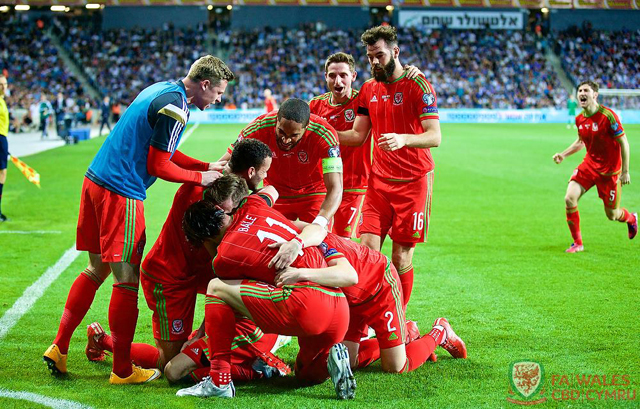 모두 잘했어. 웨일스 선수들이 29일 이스라엘전에서 함께 모여 환호하고 있다.
