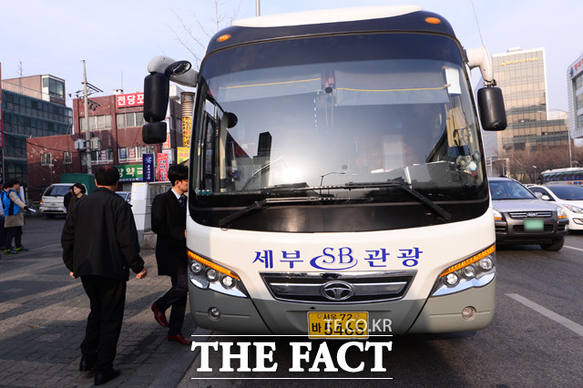 서울시 셔틀버스에 탑승하는 시민들