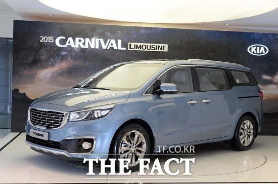 2015 카니발 9·11인승 이어 7인승 리무진 모델 출시 기아자동차는 30일 서울 압구정동 기아차 국내영업본부 사옥에서 2015 카니발의 사진발표회를 갖고 본격적인 판매에 돌입했다. / 기아자동차 제공