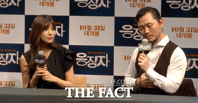 배우 양동근(오른쪽)이 2013년 10월에 진행한 영화 응징자 제작 발표회에서 이태임과의 어색했던 사이에 대해 답변하고 있다. /해당 영상 갈무리