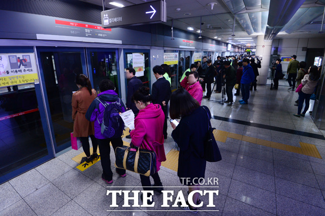 7시 44분 - 한 번의 급행 열차가 떠난 뒤 남은 시민들이 크게 붐비고 있지 않다.