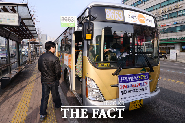 9호선 대신 무료셔틀 버스를 9호선 연장 개통일인 30일 아침 시민들이 서울 강서구 염창역 앞 버스 정류장에서 무료로 운영되는 8663번 급행 버스에 탑승하고 있다./남윤호 기자