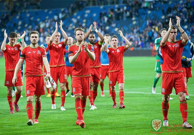 팬 성원에 이겼어요 웨일스 선수들이 29일 이스라엘전을 끝낸 뒤 팬의 환호에 답하고 있다.