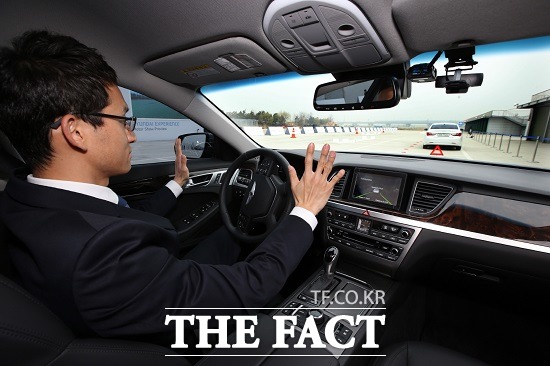 현대차는 고속도로에서 부분 자율주행이 가능한 고속도로 주행지원 시스템(HDA)을 국산차 최초로 양산화해 올 하반기 선보일 신차에 탑재할 예정이다.