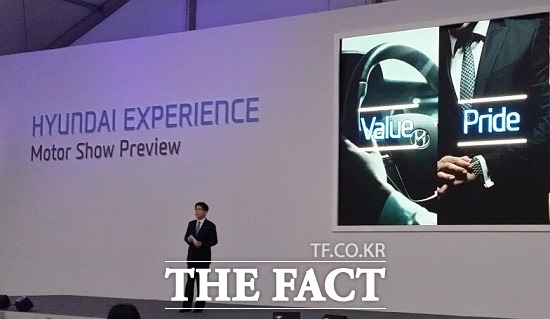 현대·기아차 2020년까지 자율주행 기술의 상용화 현대자동차는 31일 인천 송도 국제업무지구 내 도심 서킷에서 현대자동차 서울모터쇼 프리뷰 행사를 열고 다음 달 2일 개막하는 서울모터쇼에 전시할 차량과 신기술을 소개하는 것은 물론 앞으로 차량개발 방향, 미래 스마트카의 핵심 기술인 자율주행 기술의 개발 로드맵을 발표했다. / 송도 = 서재근 기자