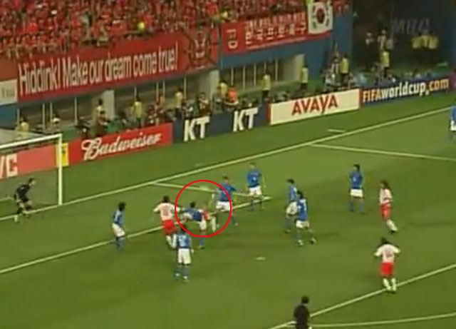 차두리 환상 오버헤드킥 폭발! 차두리가 2002 한일 월드컵 16강 이탈리아와 경기에서 후반 막판 오버헤드킥으로 골을 노렸다. /유튜브 영상 캡처