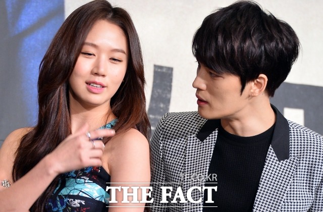 김재중 대한의 건아 충성 31일 입대 소식에 누리꾼들이 김재중(오른쪽)의 열애설에 집중하고 있다. /김슬기 기자