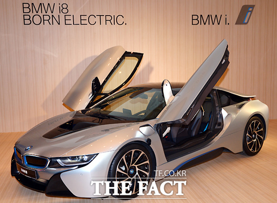 BMW i8, 서울모터쇼서 확인 가능 BMW 그룹 최초의 플러그인 하이브리드 스포츠카 모델인 BMW i8이 2015 서울모터쇼에서 첫선을 보인다. / 이새롬 기자