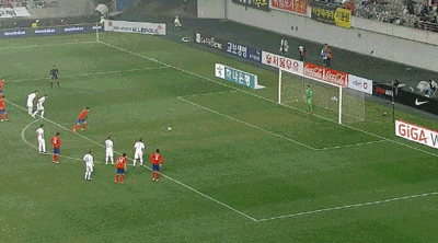 골키퍼 선방! 손흥민이 뉴질랜드전에서 페널티킥을 찼지만, 상대 골키퍼에 막혀 득점을 올리지 못했다. /유튜브 영상 캡처