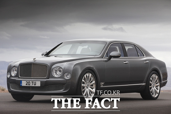 벤틀리, 럭셔리 슈퍼카로 승부! 벤틀리의 최상위 플래그십 모델인 뮬산은 V8 파워트레인을 도입해 새로운 차원의 세단을 경험할 수 있는 모델이다. / 벤틀리 제공