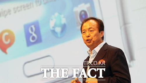 갤럭시 신화 쓴 신종균 사장 신종균 삼성전자 IM 부문 대표이사 사장이 지난해 145억7200만 원의 연봉을 받으며 다시 한 번 존재감을 과시했다./ 더팩트DB