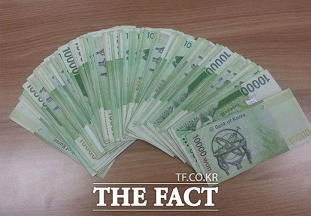 연금복권당첨번호, 당첨금 이월 가능한가요? 1일 나눔로또에서 발표한 520회 연금복권당첨번호와 함께 연금복권 당첨금 이월 여부에 누리꾼들의 이목이 쏠리고 있다./더팩트 DB