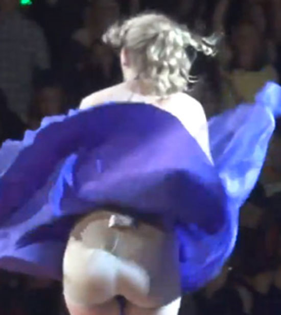 테일러 스위프트 의상 고장? 테일러 스위프트의 노출 영상이 다시 큰 관심을 모으고 있다. /유튜브 영상 캡처