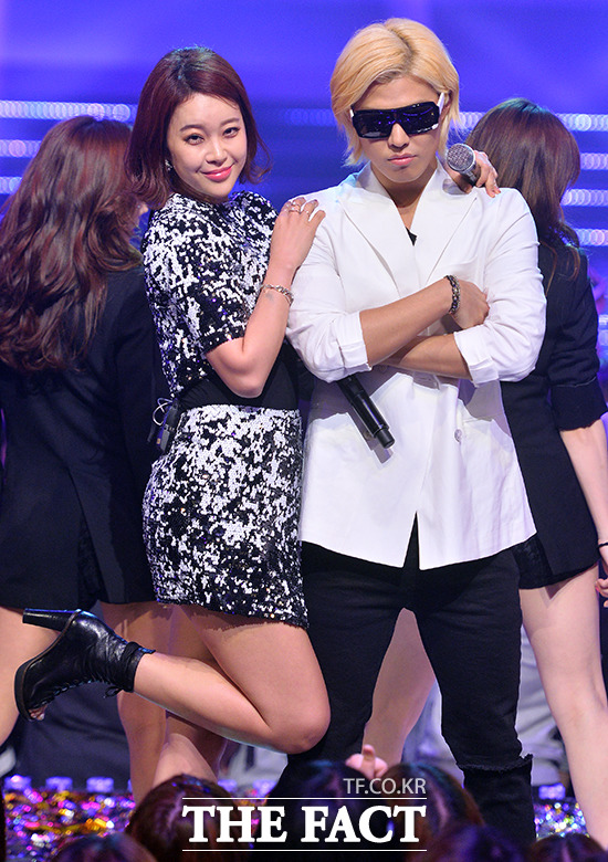 백지영 내 귀에 캔디 열창! 백지영이 가요 프로그램에서 강남과 내 귀에 캔디를 함께 불렀다. /김슬기 기자