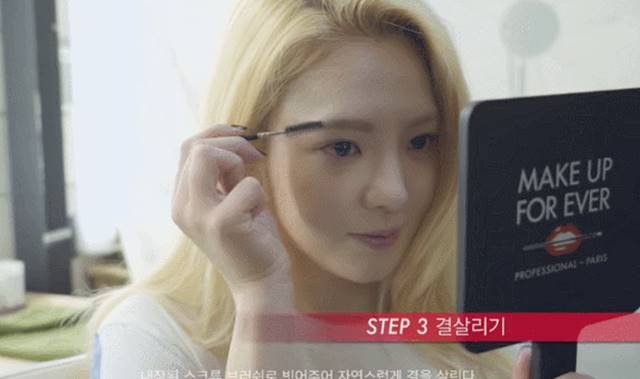 눈썹에 대한 상식 세 번째 단계는 결 살리기다. / 메이크업포에버