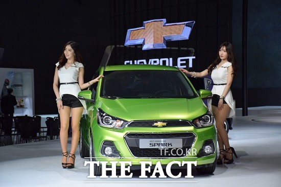 쉐보레 차세대 스파크 세계 최초 공개 글로벌 브랜드 쉐보레가  2일 일산 킨텍스에서 열린 2015 서울모터쇼 프레스데이에서 새로운 디자인과 한층 진보된 기술로 무장한 글로벌 경차, 차세대 쉐보레 스파크를 세계 최초로 공개했다.  / 서재근 기자