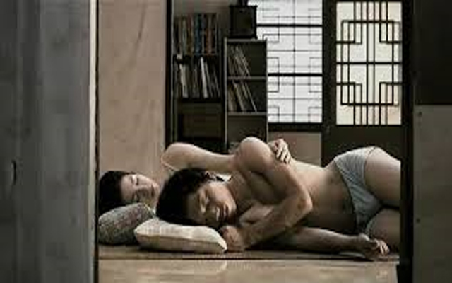 서갑숙 아들이 젖을 빠는 장면도 찍었다 서갑숙(앞)은 지난 2012년 3월 개봉한 영화 핑크에 출연했다./ 영화 핑크 스틸