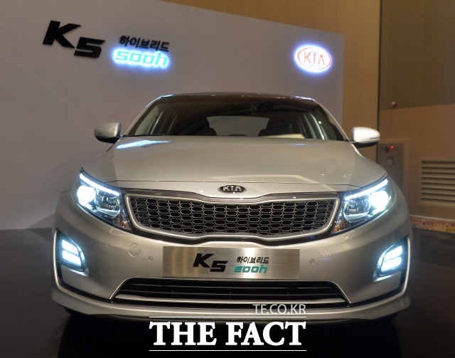 K5신형 관심 집중 K5신형이 소비자들의 이목을 끌고 있다. 사진은 지난 2013년 서울 양재동 서울호텔에서 진행된 기아자동차 K5 하이브리드 500h 신차 발표회. /문병희 기자