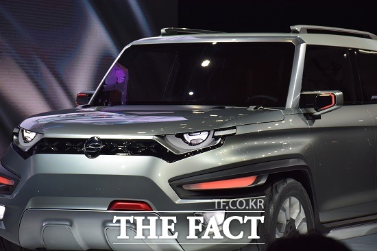 쌍용차, 콘셉트카 XAV 세계 최초 공개  쌍용자동차가 2일 일산 킨텍스에서 열린 2015 서울모터쇼 프레스데이 행사에서 스포츠유틸리티차량(SUV) 콘셉트카 XAV를 세계 최초로 공개하며 미래 제품 개발 방향을 제시했다. / 일산 = 강희정 인턴기자