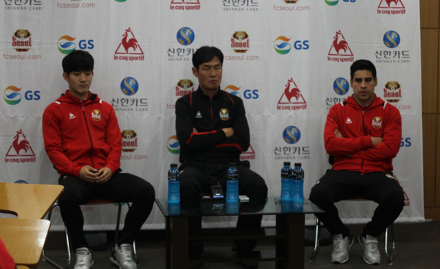 차두리는 말이죠~ 최 감독(가운데)이 이석현(왼쪽)과 몰리나와 함께 기자회견을 하고 있다. / FC서울 제공
