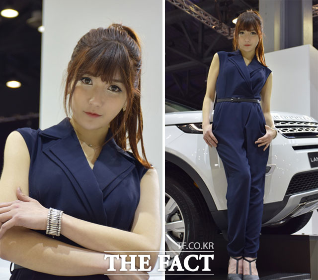 우리 함께 달려요 2일 2015 서울모터쇼에서 랜드로버 레이싱 모델이 미모를 뽐내고 있다. /강희정 인턴기자