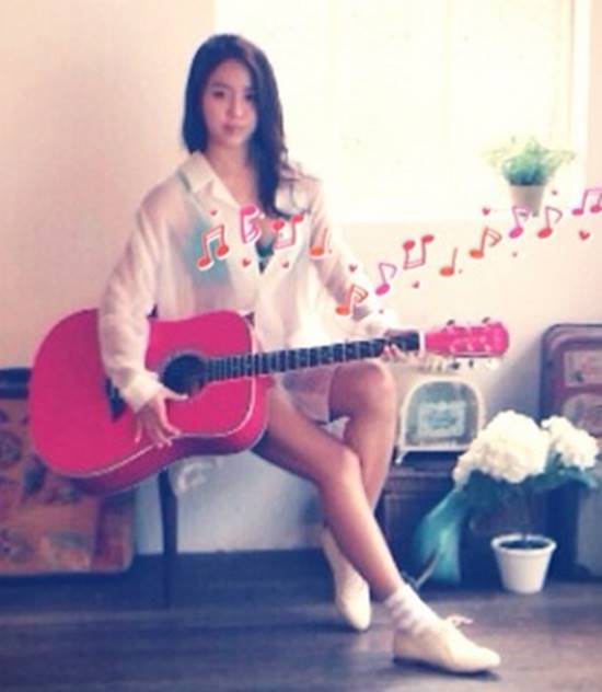 예원 저 섹시한가요? 예원이 속옷 위에 하얀 셔츠를 입고 섹시한 면모를 드러냈다. / 예원 인스타그램