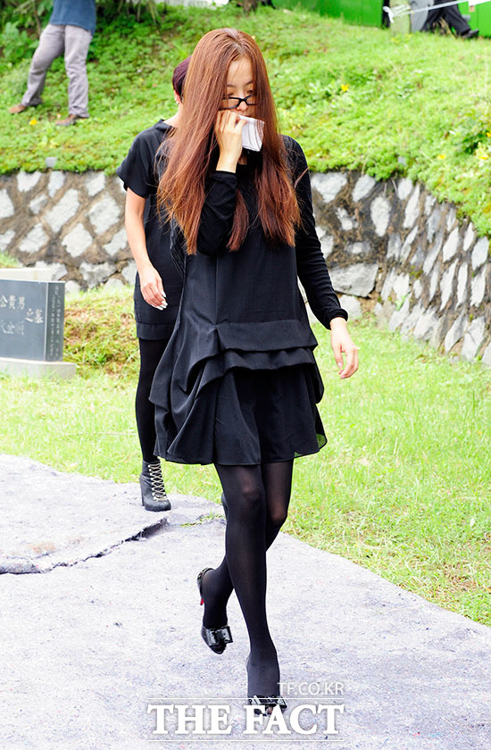 앵그리맘 김희선 장례 패션. 앵그리맘 김희선의 장례 패션이 주목을 받고 있다. 앵그리맘 김희선 장례 패션은 검은 색으로 통일된 의상을 입었으며 손수건만 흰색이다./더팩트 DB