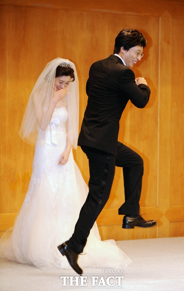 유재석과 나경은. 신랑 유재석이 신부 나경은을 앞에 두고 메뚜기 춤을 추며 재롱을 부리고 있다. /더팩트DB