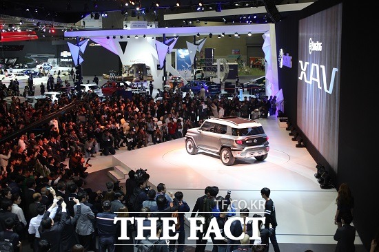 역대 최대 규모 2015 서울모터쇼 개막 국내 최대 규모의 자동차 축제인 2015서울모터쇼가 3일 경기도 고양시 일산 킨텍스에서 막을 올렸다.