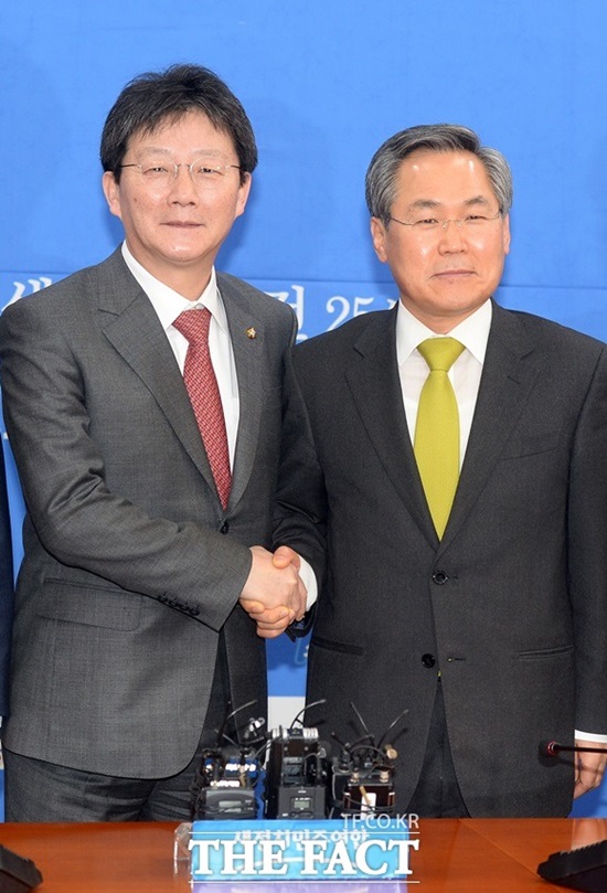 잘해 봅시다 국회 공무원 연금 개혁 특별위원회와 공무원 연금 개혁을 위한 실무협의기구가 3일부터 동시에 가동된다. 유승민(왼쪽) 새누리당 원내대표와 우윤근 새정치민주연합 원내대표는 전날 국회에서 만나 특위 활동 기한을 연장하기로 합의했다./임영무 기자