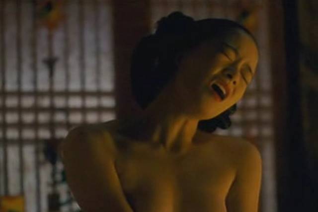 더러버 류현경, 노출 연기에 대한 소신 발언 더러버에서 파격적인 노출 연기를 펼친 류현경의 과거 인터뷰 내용이 새삼 주목받고 있다. 류현경은 노출 연기를 부끄러워하는 게 이해가 되질 않는다고 밝혔다. /영화 방자전 스틸