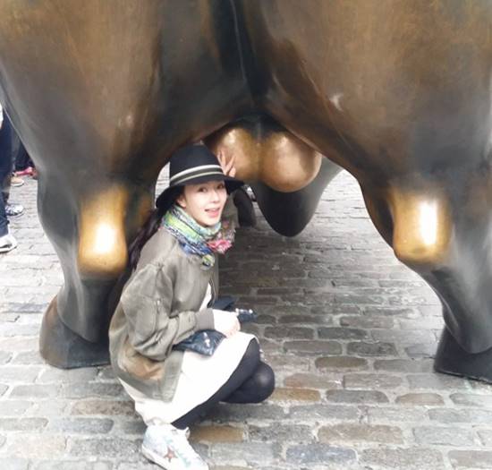 서우 부자될 거에요 서우가 소 동상의 그곳을 만지는 사진을 올려 눈길을 끌고 있다. / 서우 인스타그램